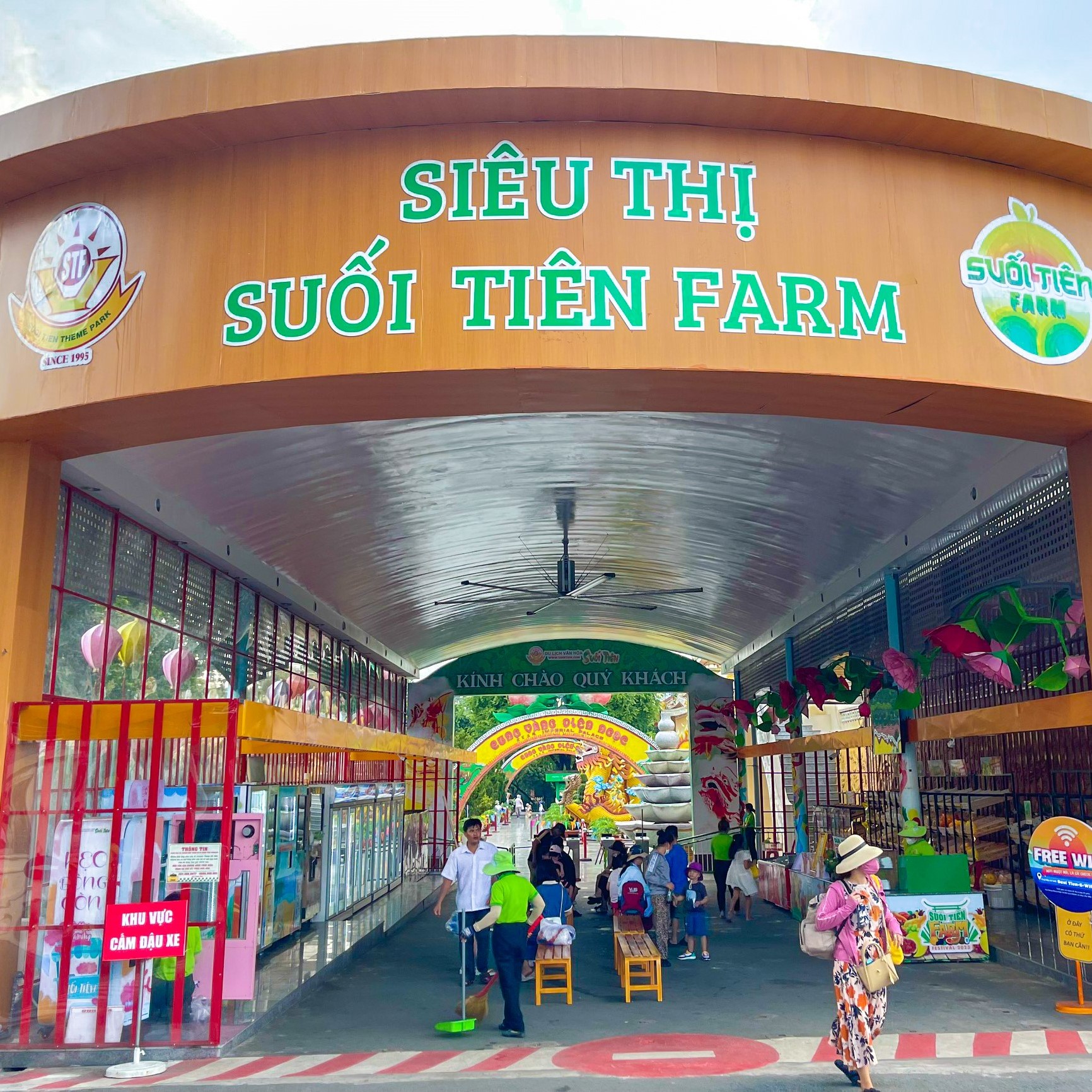 Siêu thị Suối Tiên